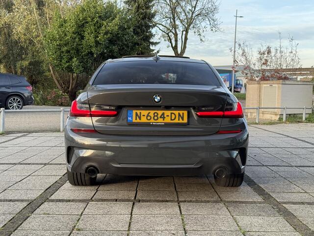 BMW 3-SERIE 318i Aut. M-Sport | Panorama | Leder Sport | Camera | ACC | Dravit Grau |