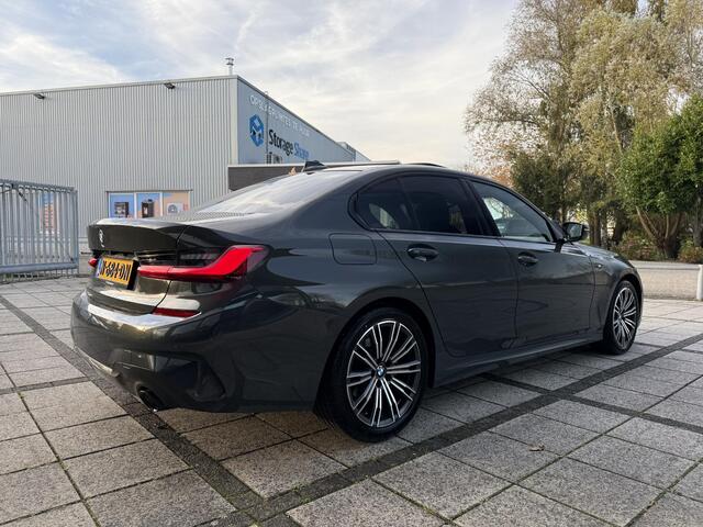 BMW 3-SERIE 318i Aut. M-Sport | Panorama | Leder Sport | Camera | ACC | Dravit Grau |