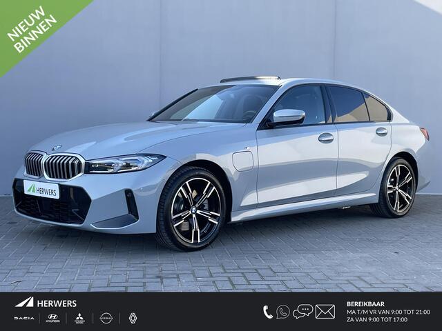 BMW 3-SERIE 330e M Sport Edition / Fabrieksgarantie t/m 6-2028 / Elektrische Trekhaak (1500 KG) / Adaptieve Cruise Control / Stoel-/Stuurverwarming / Achteruitrijcamera / Sportstoelen / Apple Carplay/Android auto / Schuif-/kanteldak /
