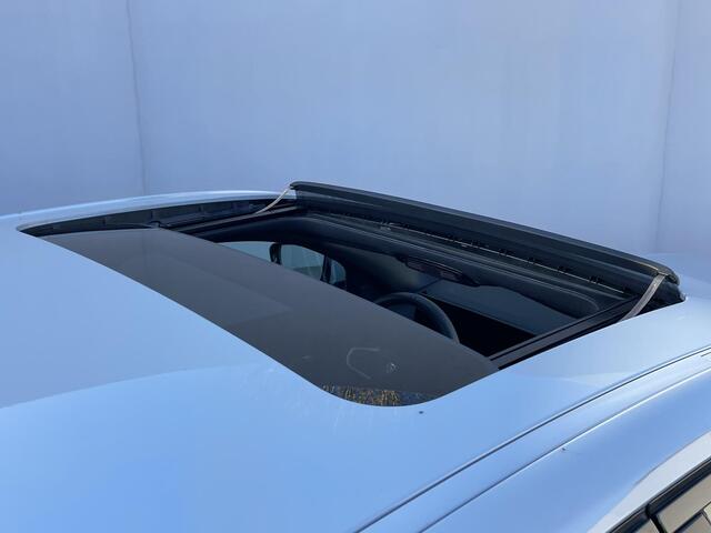 BMW 3-SERIE 330e M Sport Edition / Fabrieksgarantie t/m 6-2028 / Elektrische Trekhaak (1500 KG) / Adaptieve Cruise Control / Stoel-/Stuurverwarming / Achteruitrijcamera / Sportstoelen / Apple Carplay/Android auto / Schuif-/kanteldak /