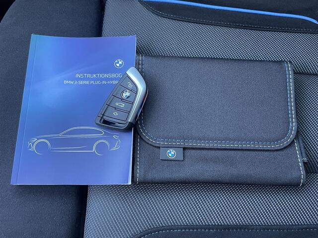 BMW 3-SERIE 330e M Sport Edition / Fabrieksgarantie t/m 6-2028 / Elektrische Trekhaak (1500 KG) / Adaptieve Cruise Control / Stoel-/Stuurverwarming / Achteruitrijcamera / Sportstoelen / Apple Carplay/Android auto / Schuif-/kanteldak /