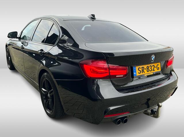 BMW 3-SERIE 320i Edition M Sport / Trekhaak / Leder / Navigatie / 18'' / Stoelverwarming / Cruise Control