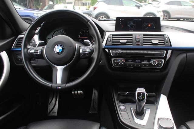 BMW 3-SERIE 320i Edition M Sport / Trekhaak / Leder / Navigatie / 18'' / Stoelverwarming / Cruise Control