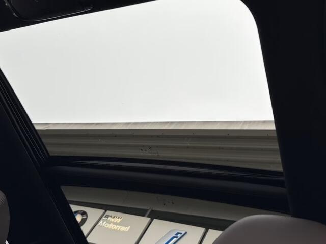 BMW 3-SERIE Touring 330e M-SPORT ** ADAPT, LED, LEDER, HuD, MEM, ACC, TREKH, H&K SOUND, 19-inch LMV ** 1e EIG - BMW GAR. t/m 11-2029 ** ** INFORMEER OOK NAAR ONZE AANTREKKELIJKE FINANCIAL-LEASE TARIEVEN **