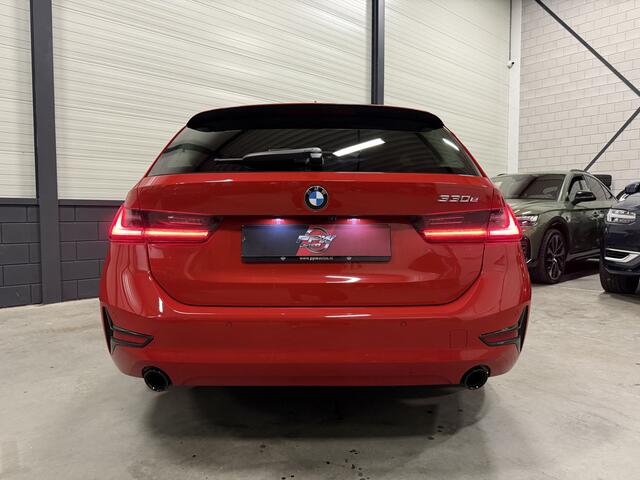 BMW 3-SERIE Touring 330e High Exe 87DKM/PANO/LASER/TREKHAAK/HEAD-UP/H&K/ACC/360CAMERA/LEER-SPORT/18"/SHADOW-LINE/MELBOURNE-RED METALLIC/NET OH BEURT GEHAD BIJ BMW DEALER