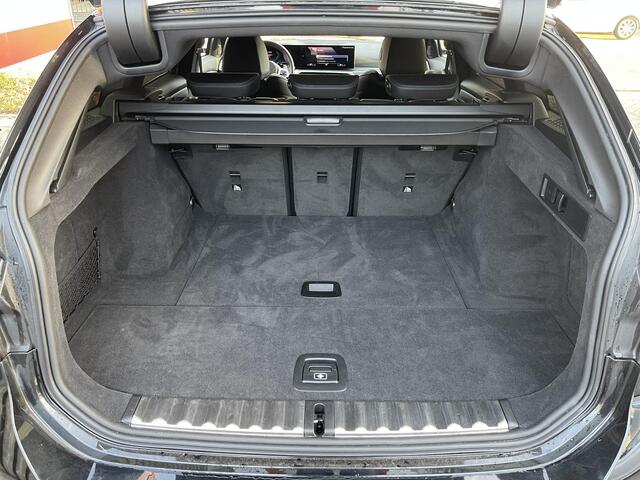 BMW 3-SERIE Touring 330i M Sport 18"/Adaptieve cruise/Sportstoelen/Stoelverwarming/HiFi/Sfeerverlichting/Camera/Apple Carplay & Android Auto/Elektrische klep