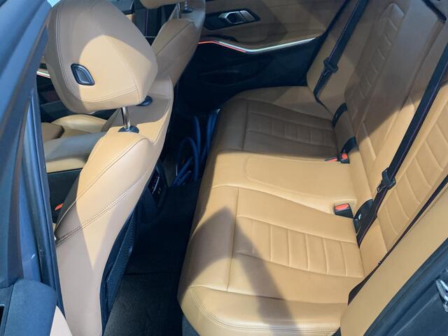 BMW 3-SERIE Touring 330e High Executive PANORAMADAK | ZOMER-EN WINTERWIELENSET | LEDEREN BEKLEDING | COMPLETE AUTO!