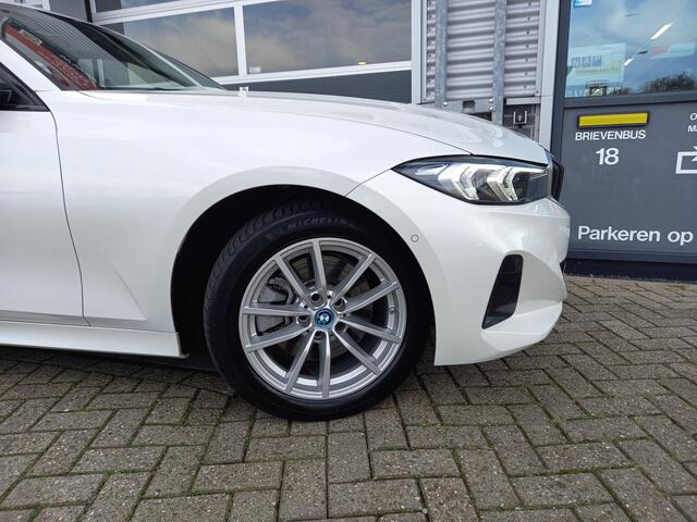 BMW 3-SERIE Touring 320e PHEV - WIDESCREEN - LEER - CAMERA - 1 EIGENAAR - NL AUTO - PLUG-IN -