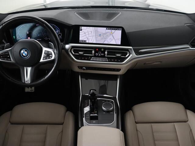 BMW 3-SERIE 320e M Sport | Adaptive cruise | Leder | Trekhaak | Stoelverwarming | 360 Camera | Laserlicht | Carplay | Sfeerverlichting | Live Cockpit | Keyless | Sportstoelen | DAB | Navigatie | PHEV | Plug In