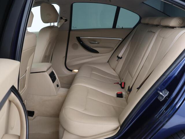 BMW 3-SERIE 318i Luxury Edition | Leder | Stoelverwarming | Navigatie | Trekhaak | Full LED | Climate control | PDC | Cruise control