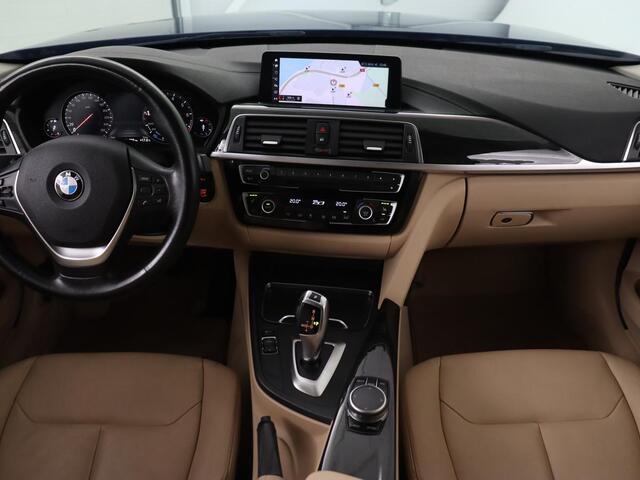 BMW 3-SERIE 318i Luxury Edition | Leder | Stoelverwarming | Navigatie | Trekhaak | Full LED | Climate control | PDC | Cruise control