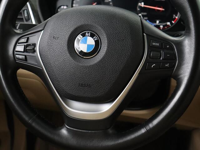 BMW 3-SERIE 318i Luxury Edition | Leder | Stoelverwarming | Navigatie | Trekhaak | Full LED | Climate control | PDC | Cruise control