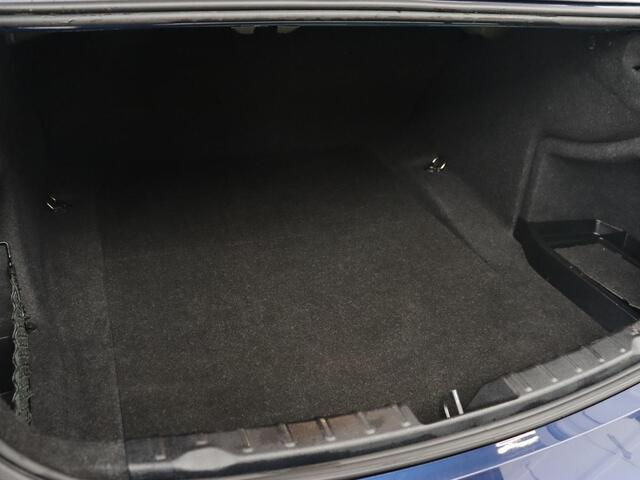 BMW 3-SERIE 318i Luxury Edition | Leder | Stoelverwarming | Navigatie | Trekhaak | Full LED | Climate control | PDC | Cruise control