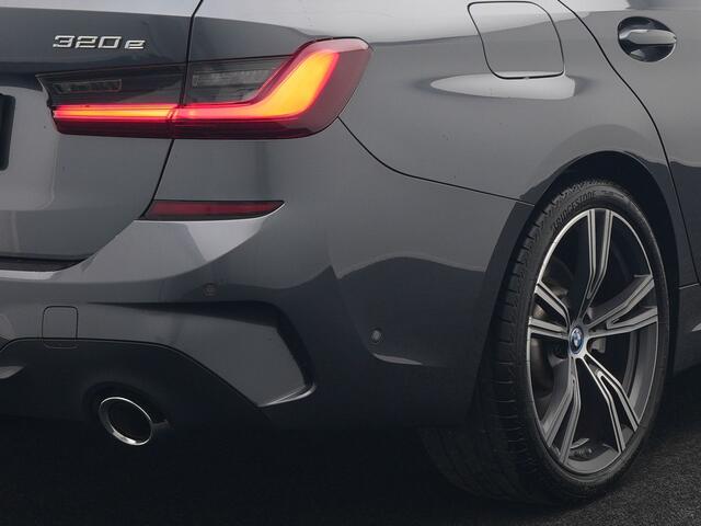 BMW 3-SERIE Touring 320e M Sport Plug In Hybrid 204pk Dealer O.H. PHEV | Trekhaak Af Fabriek | Panodak | Camera | Adaptief Onderstel | 19"L.M | Alcantara Sportstoelen Memory & Verwarmd | Sfeerverlichting | Apple Carplay | Keyless | Navigatie | DAB |