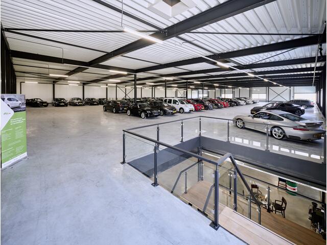 BMW 3-SERIE Touring 318i M Sport 2018 / Full Black / 20" ALU / Panoramadak / Head-Up / Navi Pro / Keyless / Camera / Cruise / Stoelverwarming / 20'' LMV