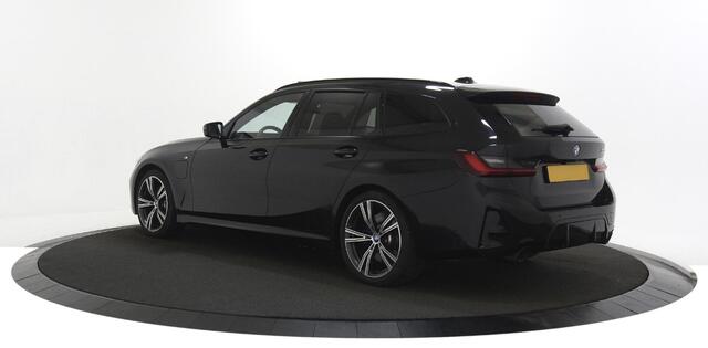 BMW 3-SERIE Touring 330e M-Sport Panoramadak / Trekhaak / HUD