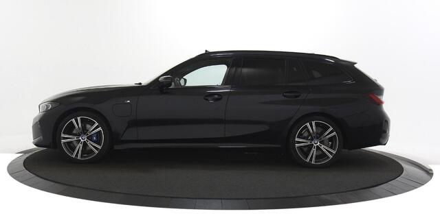 BMW 3-SERIE Touring 330e M-Sport Panoramadak / Trekhaak / HUD