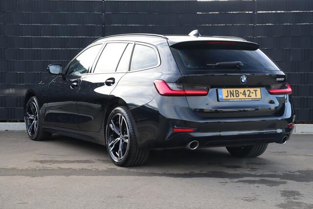 BMW 3-SERIE Touring 320i High Executive Edition | Adap. Cruise | Stoel-/Stuurverwarming | Navigatie | Halfleder | Carplay | Parkeersensoren