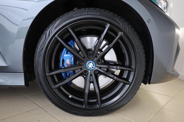 BMW 3-SERIE Touring 330e xDrive High Executive | M Sportpakket | Panoramadak | Elektr. stoelen | Elektr. Trekhaak