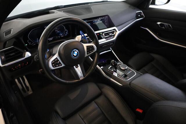 BMW 3-SERIE Touring 330e xDrive High Executive | M Sportpakket | Panoramadak | Elektr. stoelen | Elektr. Trekhaak