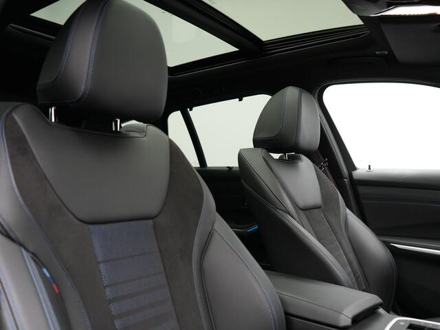 BMW 3-SERIE Touring 320e M Sport Plug In Hybrid 204pk Dealer O.H. PHEV | Trekhaak Af Fabriek | Panodak | Adaptive Cruise | Alcantara Sportstoelen | 18"L.M | Apple Carplay | Keyless | Navigatie | Sfeerverlichting | Virtual | DAB |