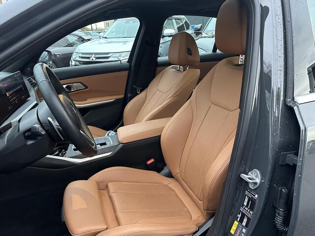 BMW 3-SERIE 330e High Executive M SPORT | SCHUIFDAK | LEDER | HARMAN KARDON | LASER LED | ELECTR STOELEN | KEYLESS | HEAD UP| DODE HOEK HERKENNING | STUURWIEL VERWARMING