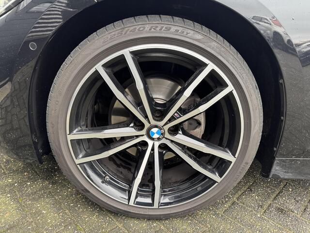 BMW 3-SERIE Touring 320i High Executive M-Sport | Camera | Navigatie | DAB | 19 Inch Lichtmetalen Velgen | Lederen Bekleding |