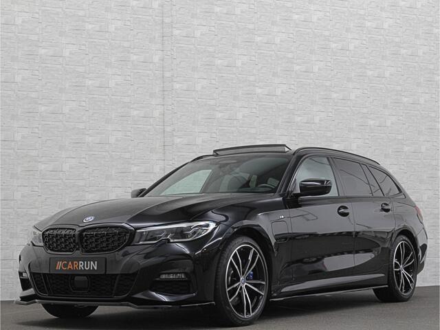 BMW 3-SERIE Touring 330e 292pk M-SPORT PRO | Panodak | Vol Leder | ACC | Camera | Headup | Led Sfeerverl. |19 inch | Adaptieve Cruise | Stuurverwarming | M-Sport Remmen | Live Cockpit Pro | Navi Prof.| NL Auto | 1e Eigenaar | BTW Auto 28.800,= Ex.