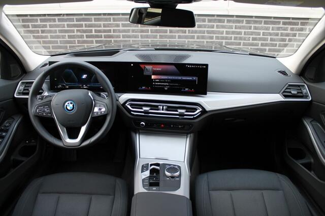 BMW 3-SERIE 320E - Elektr. Achterklep - Parkeercamera - Navigatie