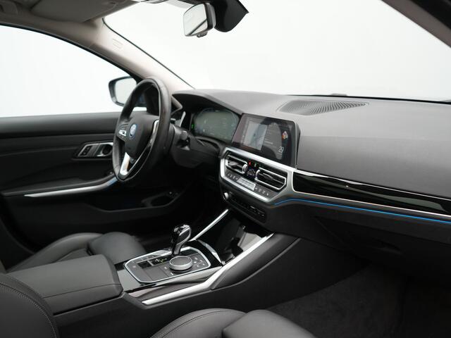 BMW 3-SERIE Touring 320e Sportline Plug In Hybrid 204pk Dealer O.H PHEV | Trekhaak Af Fabriek | Panodak | Laser LED | Head Up | 360 Camera | Lederen Sportstoelen Verwarmd | Keyless | Navigatie | Blis | Virtual | DAB |