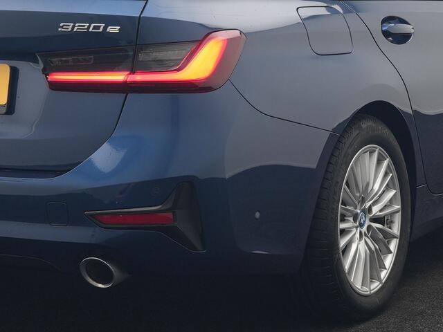 BMW 3-SERIE Touring 320e Sportline Plug In Hybrid 204pk Dealer O.H PHEV | Trekhaak Af Fabriek | Panodak | Laser LED | Head Up | 360 Camera | Lederen Sportstoelen Verwarmd | Keyless | Navigatie | Blis | Virtual | DAB |