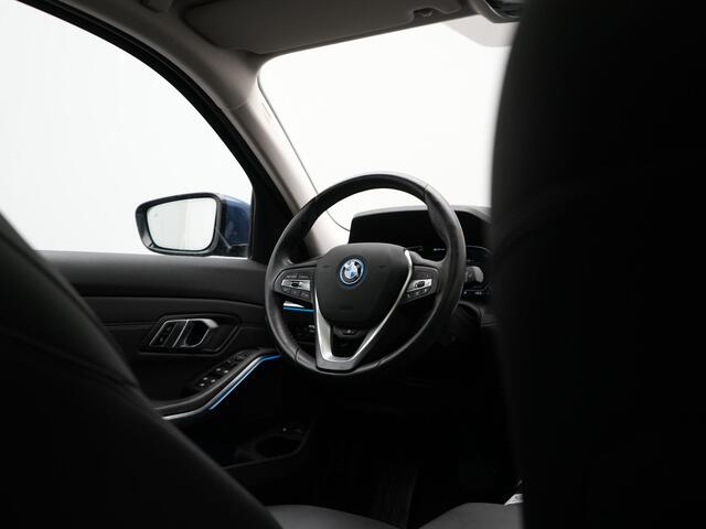 BMW 3-SERIE Touring 320e Sportline Plug In Hybrid 204pk Dealer O.H PHEV | Trekhaak Af Fabriek | Panodak | Laser LED | Head Up | 360 Camera | Lederen Sportstoelen Verwarmd | Keyless | Navigatie | Blis | Virtual | DAB |