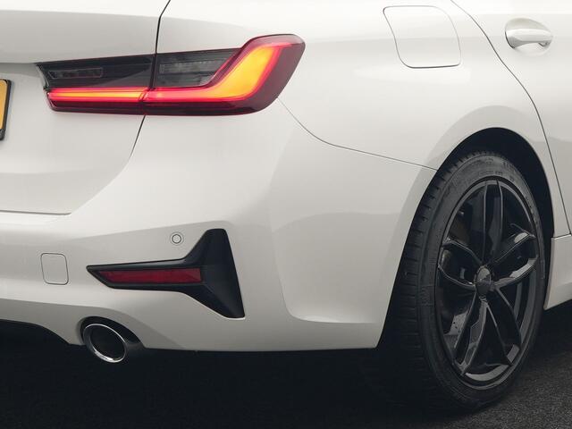 BMW 3-SERIE Touring 330i Sportline 259pk Dealer O.H. | Trekhaak Af Fabriek | Lederen Sportstoelen Verwarmd | Apple Carplay | Sfeerverlichting | Cruise Control | Navigatie | Virtual | 18"L.M |