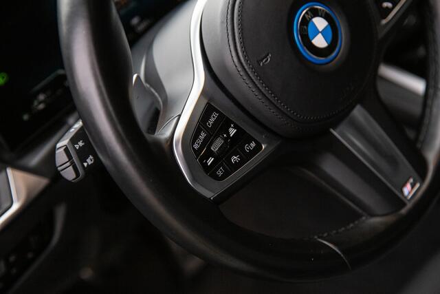 BMW 3-SERIE Touring 330e xDrive M-Sport , Panoramadak, Keyless entry, Head-up display,