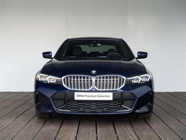 BMW 3-SERIE Sedan 318i | M Sportpakket | Comfort Pack | Comfort Access | Achteruitrijcamera | Stoelverwarming | 18''