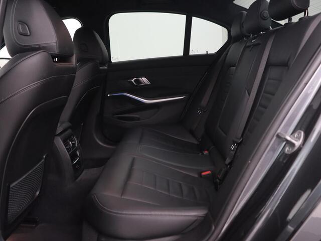 BMW 3-SERIE 320e M Sport | Leder | Trekhaak | Stoelverwarming | Carplay | Sportstoelen | Laserlicht | Live Cockpit | DAB | Parkeerhulp | Navigatie | Climate control | Bluetooth | Cruise control