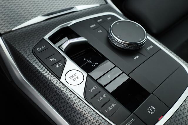 BMW 3-SERIE 320e M-sport | Shadow Line | Curved display | Cruise | Nav + CarPlay | Harman Kardon | LED | Stoel- stuurverw | PDC