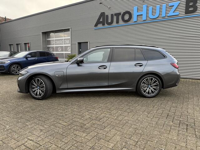 BMW 3-SERIE Touring 320e M Sport Laser Licht Trekhaak Stuurwielverwarming Carplay Achteruitrijcamera Keyless Entry