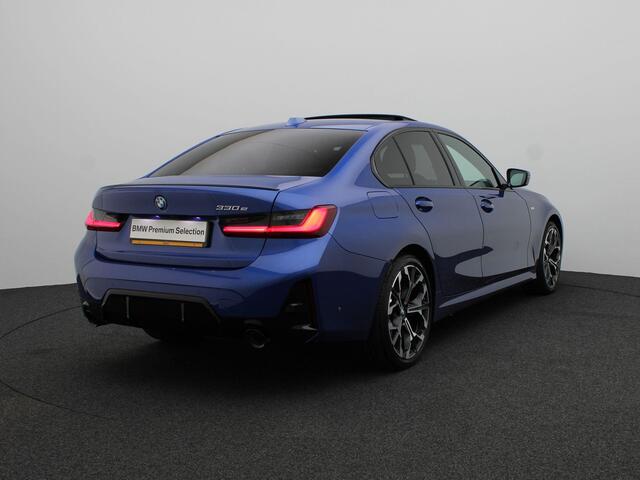 BMW 3-SERIE Sedan 330e M Sportpakket Pro | Comfort Pack | Comfort Access | Achteruitrijcamera | Schuifdak | Adaptieve LED | Harman Kardon | 19''