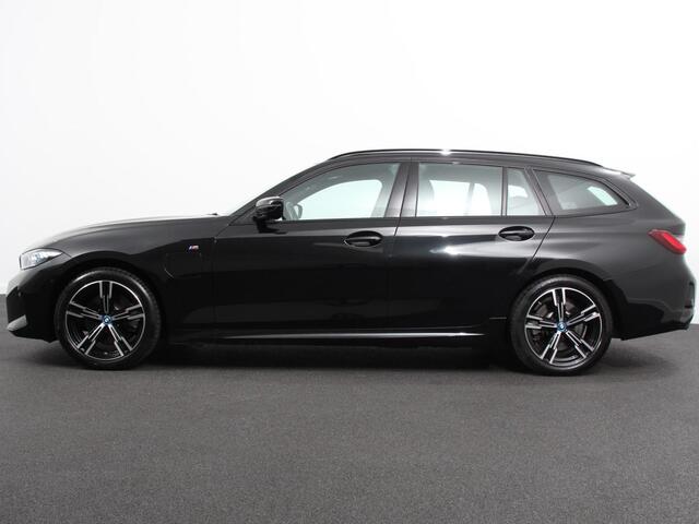 BMW 3-SERIE Touring 330e Touring M Sport PHEV | DEMO ! | Navigatie Climate Control Lichtmetalen velgen LED Virtual Cockpit Parkeersensoren Voor en Achter Achteruitrijcamera Apple carplay/ Andriod auto Stoelverwarming Stuur verwarming Elektrische achterklep Prijs Incl