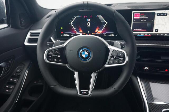 BMW 3-SERIE Touring 330e M Sportpakket Pro 19'' / Panoramadak / Harman Kardon / Driving Assistant Professional / Elektrisch verstelbare stoelen / Trekhaak