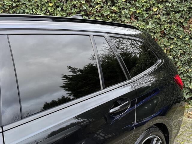 BMW 3-SERIE Touring 318i | M-Sport | 19" | HiFi | Camera | Elek. Trekhaak | Shadow Line + | Getint Glas