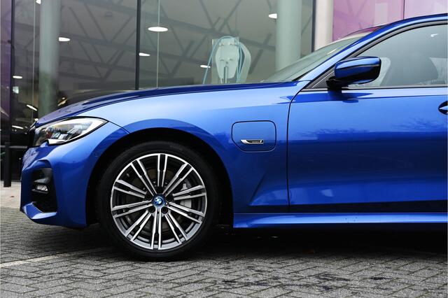 BMW 3-SERIE 330e High Executive M Sport Automaat / Schuif-kanteldak / Sportstoelen / Achteruitrijcamera / M Adaptief onderstel / Laserlight / Comfort Access / LED / Head-Up / Stoelverwarming