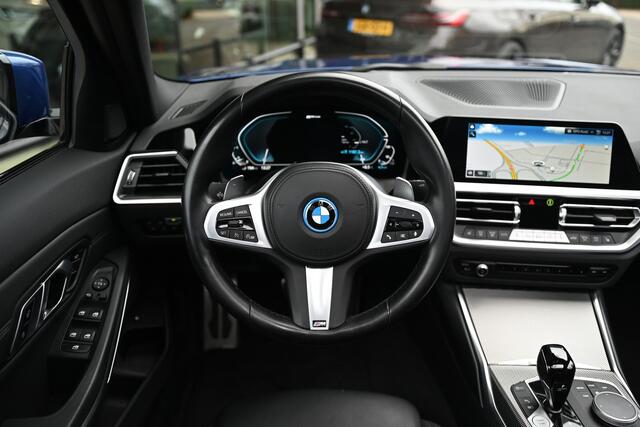 BMW 3-SERIE 330e High Executive M Sport Automaat / Schuif-kanteldak / Sportstoelen / Achteruitrijcamera / M Adaptief onderstel / Laserlight / Comfort Access / LED / Head-Up / Stoelverwarming