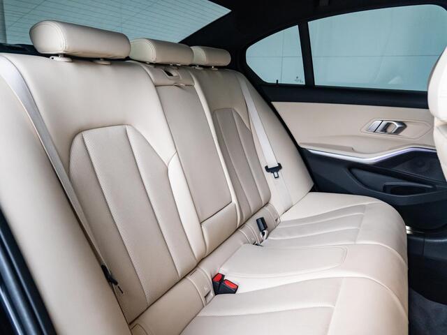 BMW 3-SERIE Sedan M340i xDrive | Innovationspakket | Comfort Access | Head-Up Display | Achteruitrijcamera | Stoelverwarming | PDC | Laserlight | 19''