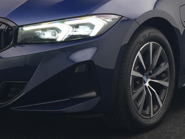 BMW 3-SERIE Touring 320e Plug In Hybrid 204pk Dealer O.H. PHEV | Panodak | Widescreen Navi | Camera | Lederen Sportstoelen Verwarmd | Sfeerverlichting | Apple Carplay | Navigatie | Virtual | DAB | Tansanitblau II Metallic |