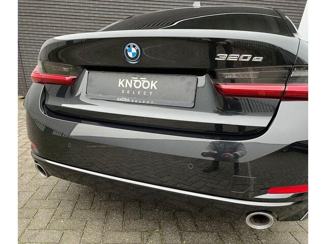 BMW 3-SERIE Sedan 320e High Executive Automaat / Live Cockpit Plus / Stoelverwarming / Widescreen Display / Extra Getint Glas / Climate Control / 17 Inch / Neerklapbare Achterbank / Hifi / Lichtpakket / Sportstoelen / LED