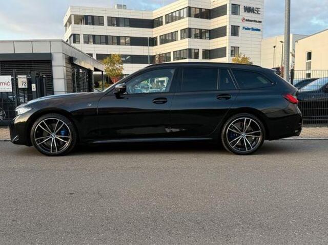 BMW 3-SERIE Touring 320d xDrive M-SPORT ** LED, NAVI+, HALF-LEDER, PANO, H&K, HuD, TREKH, 19-inch LMV ** 1e EIG - UNFALLFREI ** ** INFORMEER OOK NAAR ONZE AANTREKKELIJKE FINANCIAL-LEASE TARIEVEN **