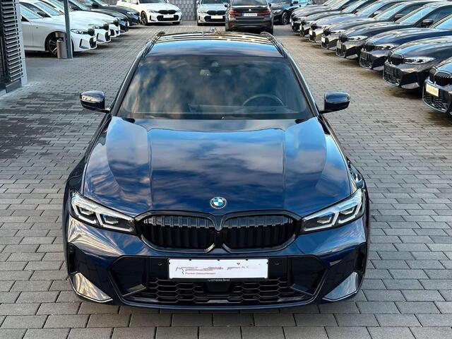 BMW 3-SERIE Touring 320d xDrive M-SPORT ** LED, NAVI+, HALF-LEDER, VERW. STUUR, HuD, TREKH, 19-inch LMV, TANSANIT BLAU ** 1e EIG - UNFALLFREI ** ** INFORMEER OOK NAAR ONZE AANTREKKELIJKE FINANCIAL-LEASE TARIEVEN **