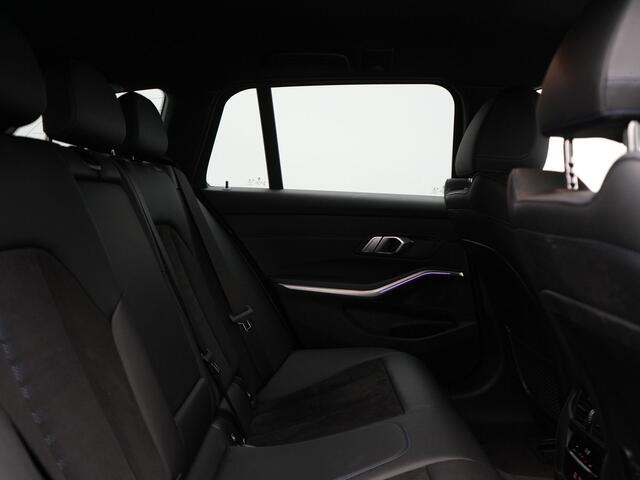 BMW 3-SERIE Touring 320i M Sport 184pk | Adaptive Cruise | Alcantara Sportstoelen Verwarmd | Apple Carplay | Sfeerverlichting | Virtual | Navigatie | DAB |